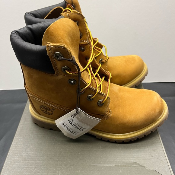 Timberland - Size: 6.5 - Brand new in box - Picture 2 of 8